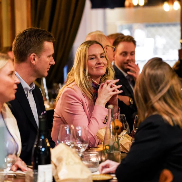 Une soirée mémorable autour de mets savoureux et de bons vins ✨🥂 Chaque instant devient un souvenir précieux dans l'ambiance chaleureuse de La Cave Cannes. Parfait pour des moments partagés avec vos proches ! 

📍 9 Boulevard de la République, Cannes
📞 Réservation : 04.93.99.79.87