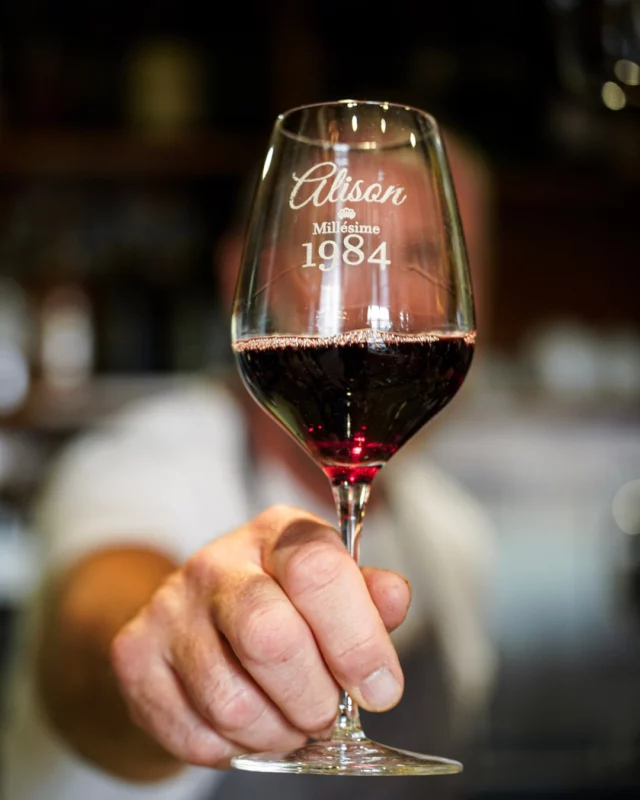 Chez @lacavecannes, le vin est une passion autant qu’un art de vivre 🍷✨
Des cuvées soigneusement sélectionnées, des accords parfaits avec nos plats, et toujours ce plaisir de partager.

📍 9 Boulevard de la République, Cannes
📞 Réservation : 04.93.99.79.87