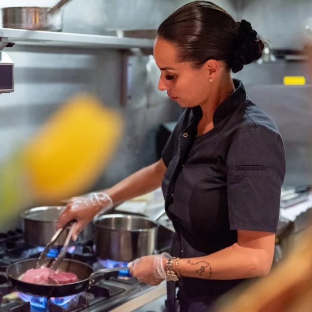 La passion pour la cuisine au cœur de l'action ! 👩‍🍳✨ Découvrez notre Cheffe Alison, qui s’affaire à préparer des plats savoureux avec soin et exigence. Chez La Cave Cannes, chaque détail compte pour vous offrir une expérience gastronomique inoubliable. 

📍 9 Boulevard de la République, Cannes
📞 Réservation : 04.93.99.79.87