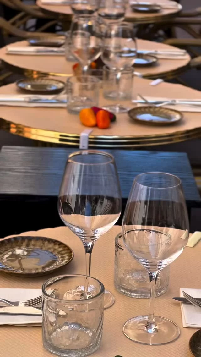 Des éclats de rires et des plats qui rassemblent ! Chez @lacavecannes, c’est ça l’essence de notre bistrot : chaleur, convivialité et gourmandise 💫🍷

À très vite autour de notre table ! 

📍 9 Boulevard de la République, Cannes
📞 Réservation : 04.93.99.79.87